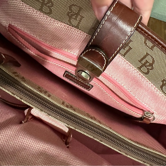 Dooney & Bourke authentic tote bag with clasp and design on outside EUC - Picture 5 of 10